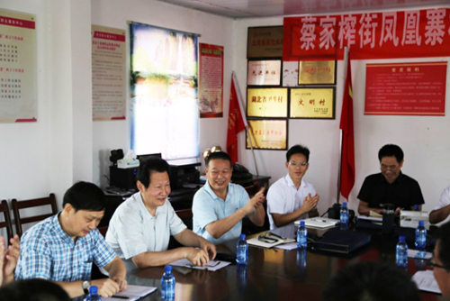 集团公司党委书记马小援赴扶贫点凤凰寨村调研慰问-乐玩 集团公司党委书记马小援赴扶贫点凤凰寨村调研慰问-乐玩