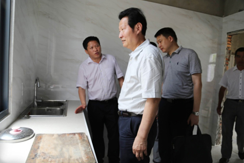 集团公司党委书记马小援赴扶贫点凤凰寨村调研慰问-乐玩 集团公司党委书记马小援赴扶贫点凤凰寨村调研慰问-乐玩