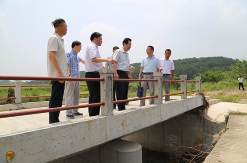 集团公司党委书记马小援赴扶贫点凤凰寨村调研慰问-乐玩 集团公司党委书记马小援赴扶贫点凤凰寨村调研慰问-乐玩
