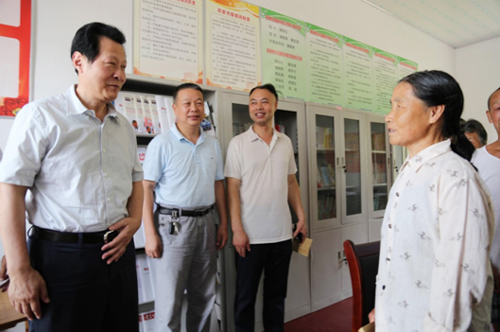 集团公司党委书记马小援赴扶贫点凤凰寨村调研慰问-乐玩 集团公司党委书记马小援赴扶贫点凤凰寨村调研慰问-乐玩